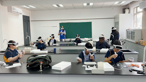 未来实验室课堂：学生佩戴VR眼镜进行沉浸式艺术创作（上海古北）