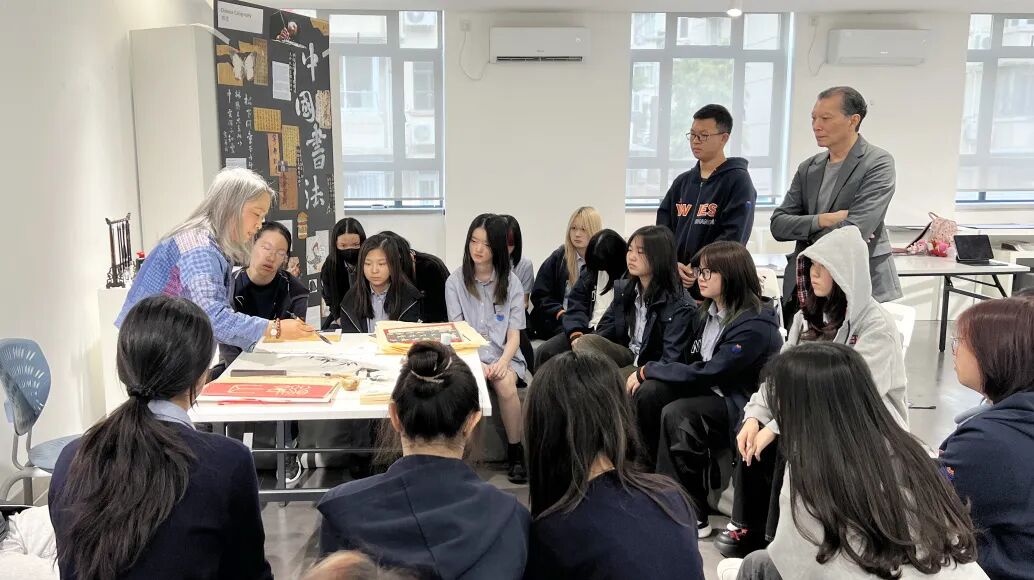 中国文化遗产书法课堂现场：学生临摹与创作