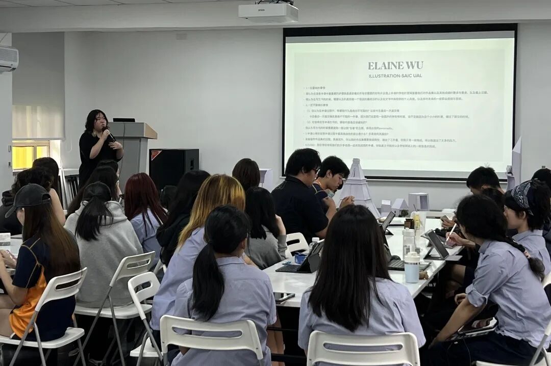 毕业生与在校生共建学习社区活动合影与交流现场