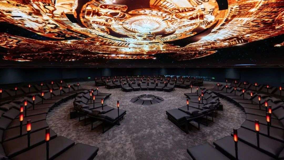 三星堆博物馆沉浸式互动体验，观众挥动数字火把召唤神鸟