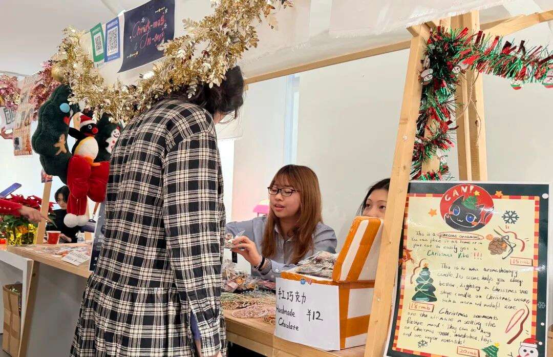 家长与学生走进上海耀华古北校区暖冬集市，现场热闹温馨