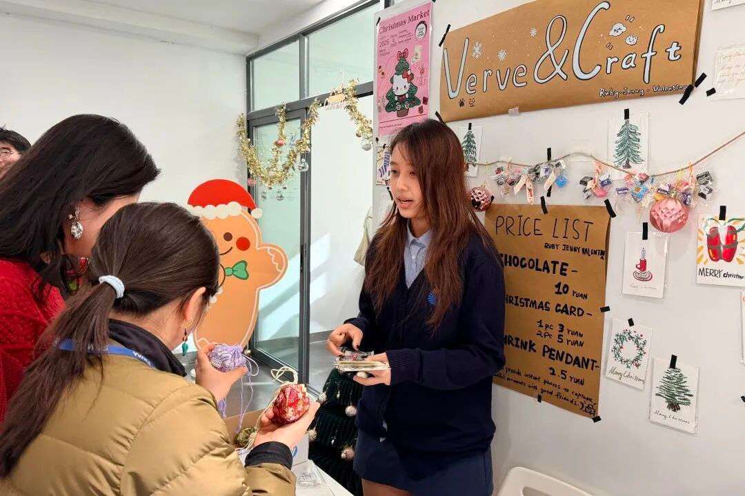 暖冬集市上创意礼品与节日装饰整齐陈列