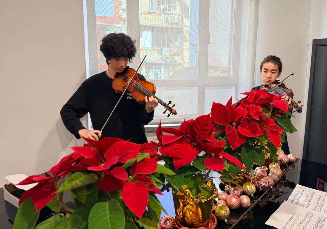 校园内暖冬集市人潮涌动，氛围温暖欢乐