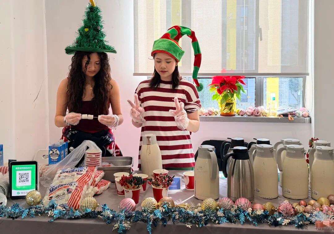 小小创业者与来宾沟通交流，展示销售与表达能力