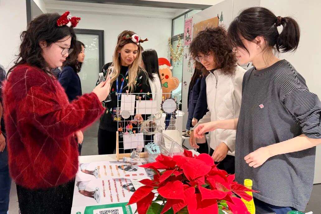 互动手工区孩子们动手创作，体验暖冬集市的趣味