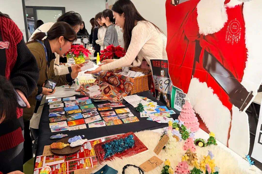 手绘圣诞贺卡特写，展现学生的艺术巧思与节日氛围