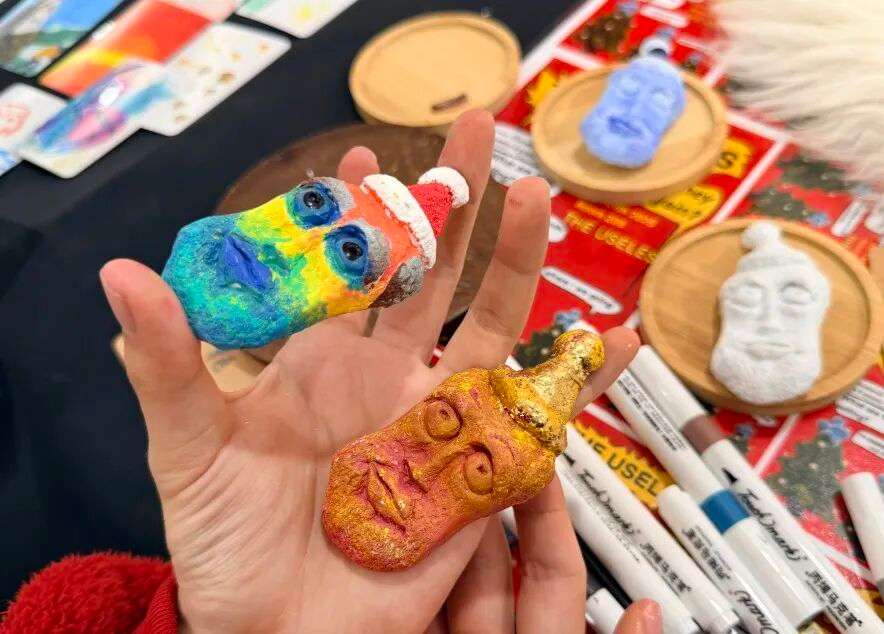 暖冬集市上精致的手工手链与饰品陈列