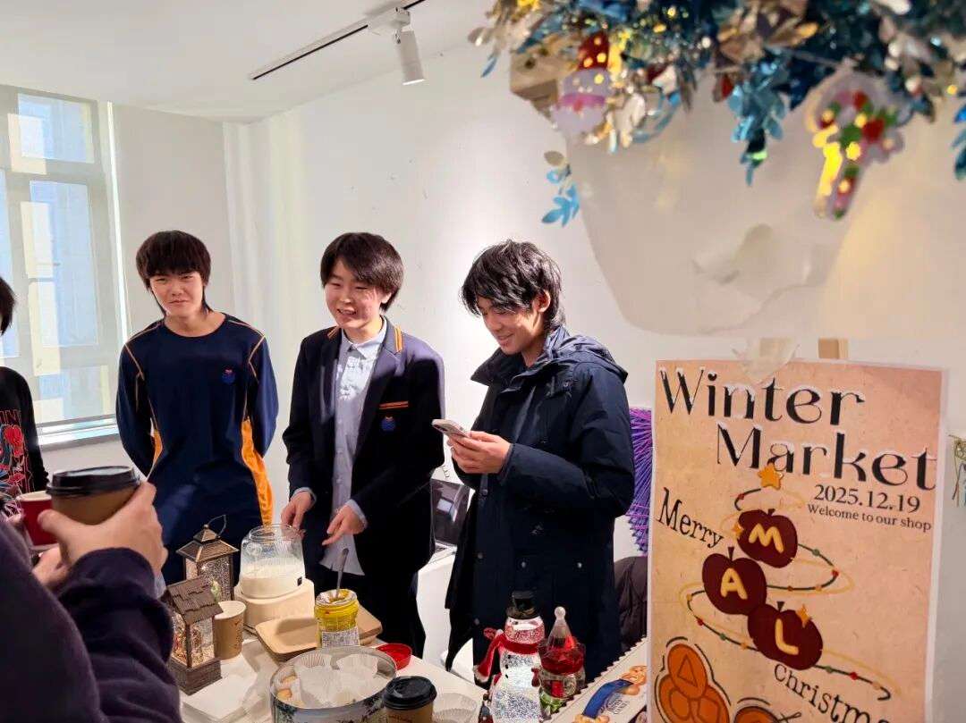 学生准备甜点与饮品，为暖冬集市增添甜蜜