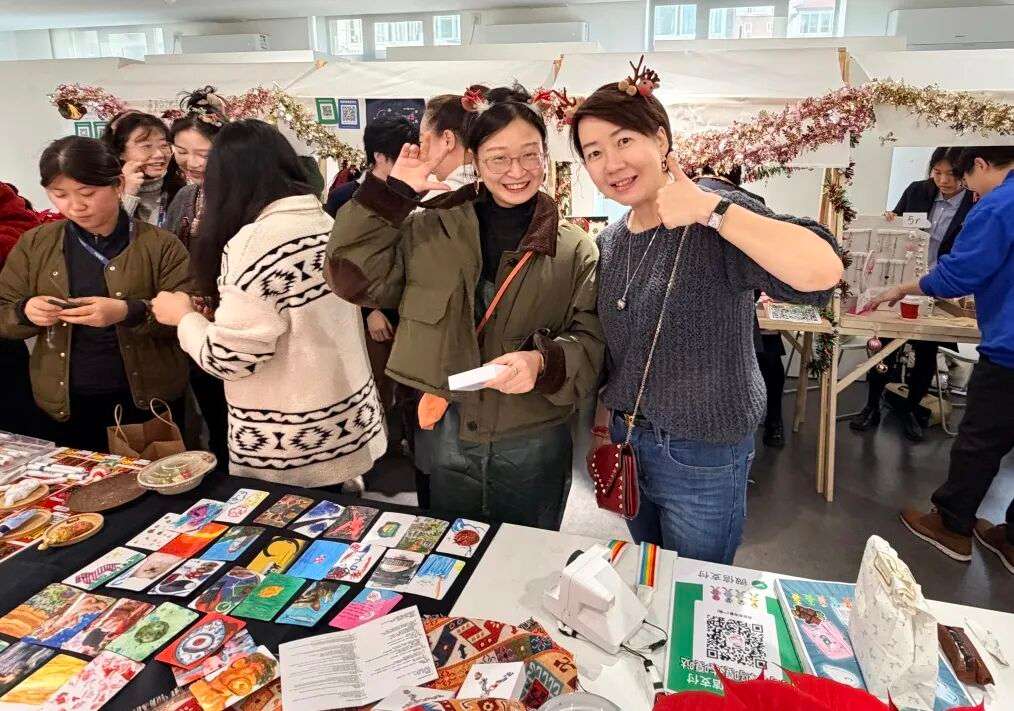 师生与家长共同支持公益义卖，传递温暖