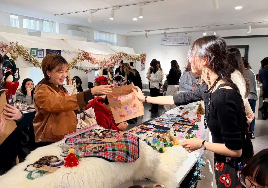 校园暖冬集市的互动时刻，笑容洋溢