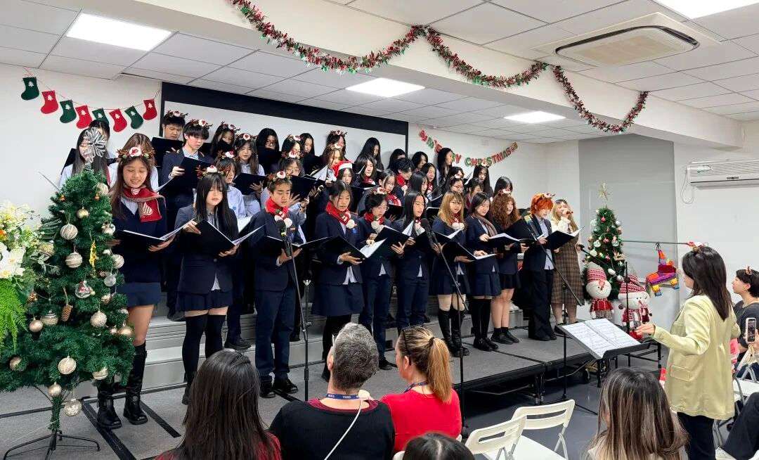 音乐展演舞台开场，灯光与舞美营造节日氛围（上海耀华古北校区）