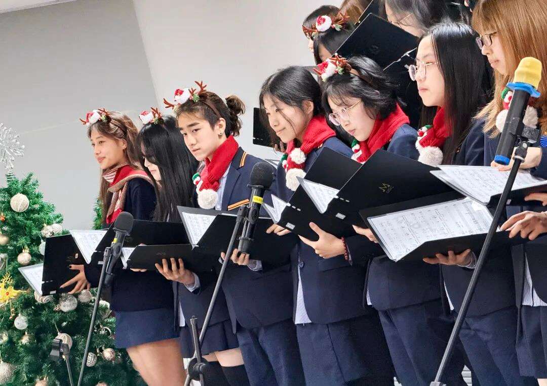 学生独唱呈现清澈嗓音，温暖冬日夜晚