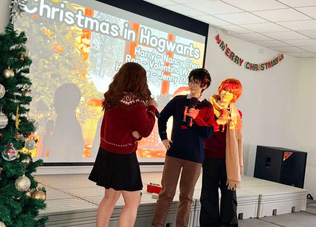 学生乐队登台演出，气氛热烈