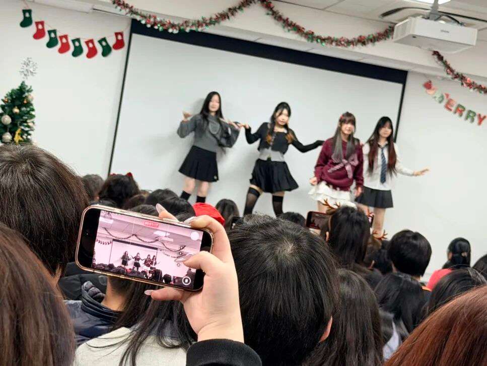 合唱队与指挥默契配合，舞台秩序井然