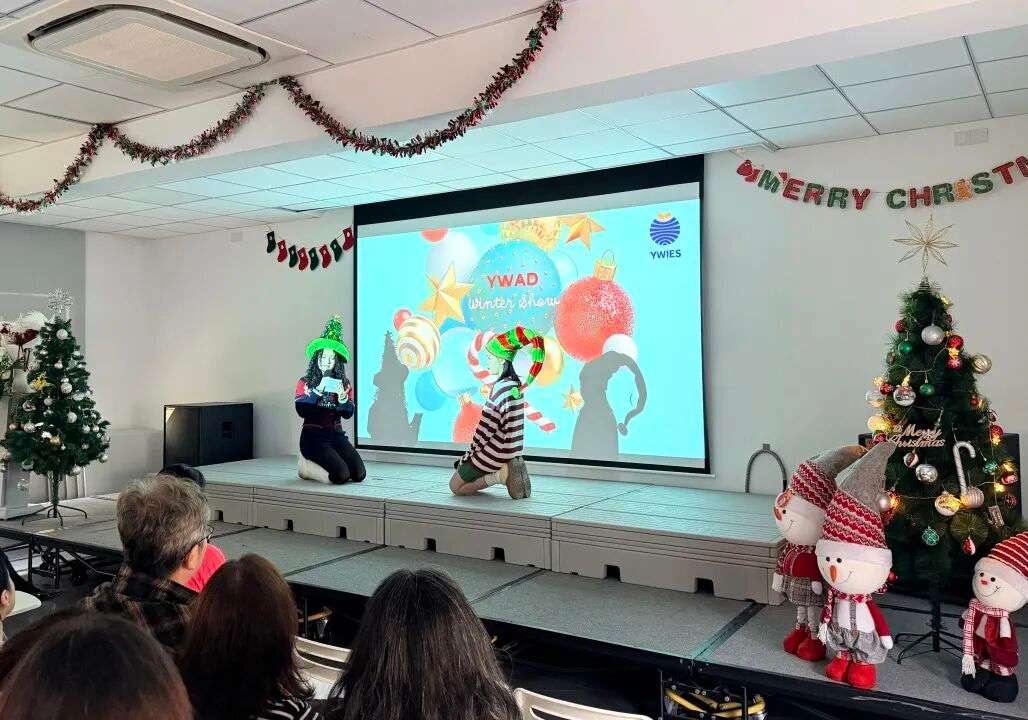 观众与表演者互动热烈，现场掌声不断（上海）