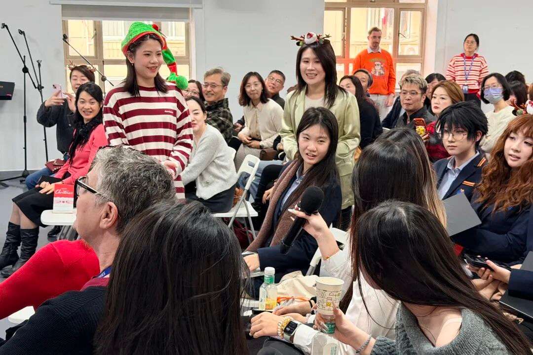 演出尾声谢幕时刻，笑容与掌声同在