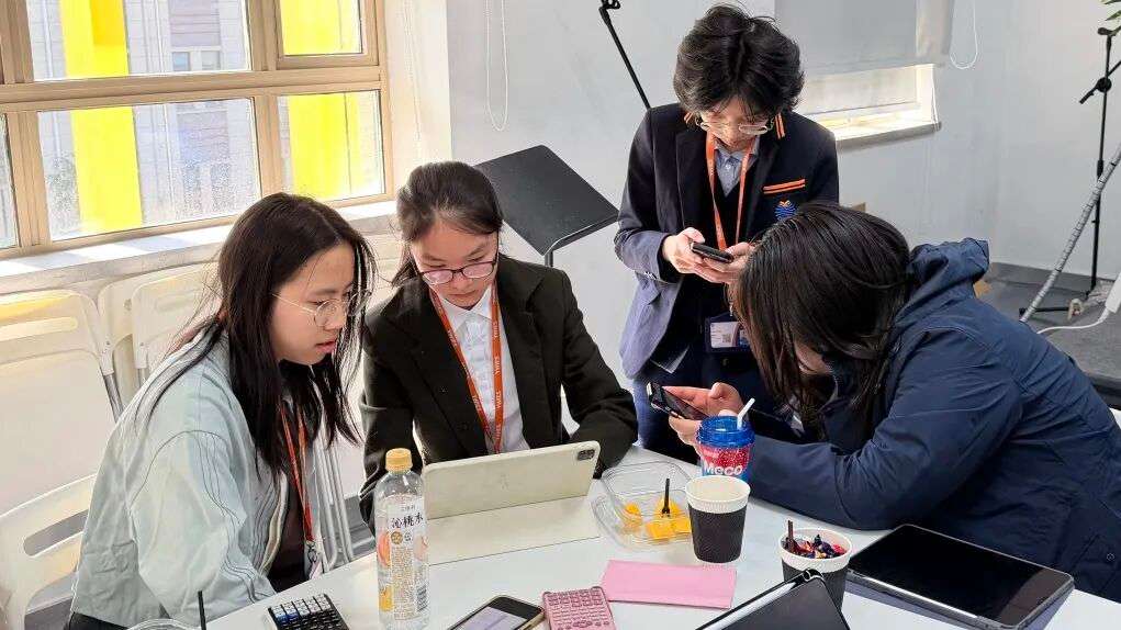 学生在古北耀华校园参加 New Biz 商业挑战赛的活动现场全景