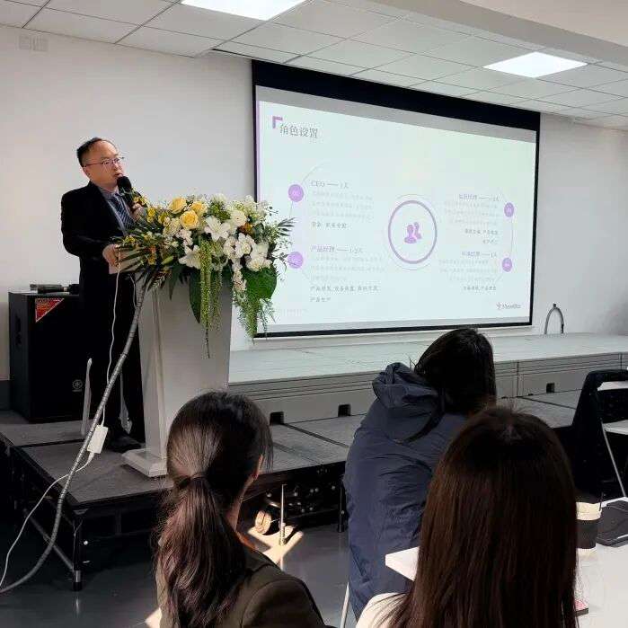 G10 学生在商业挑战赛中围桌讨论市场与策略