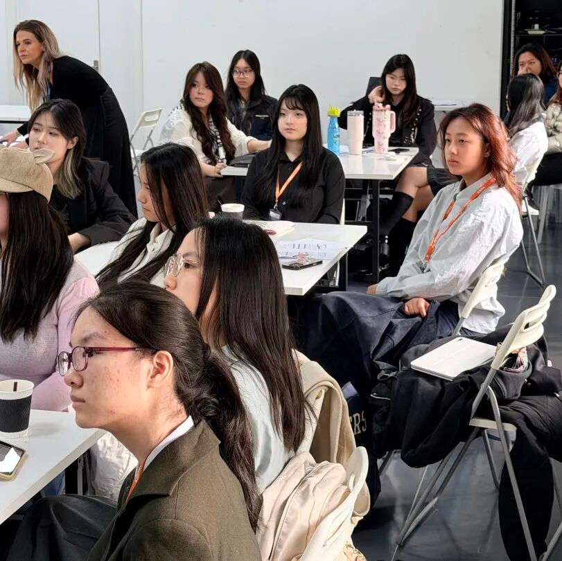 同学们在古北耀华进行商业模拟练习与演示