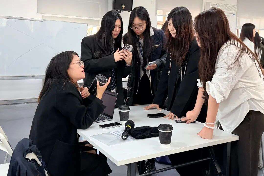 指导老师向参赛同学讲解赛制与规则