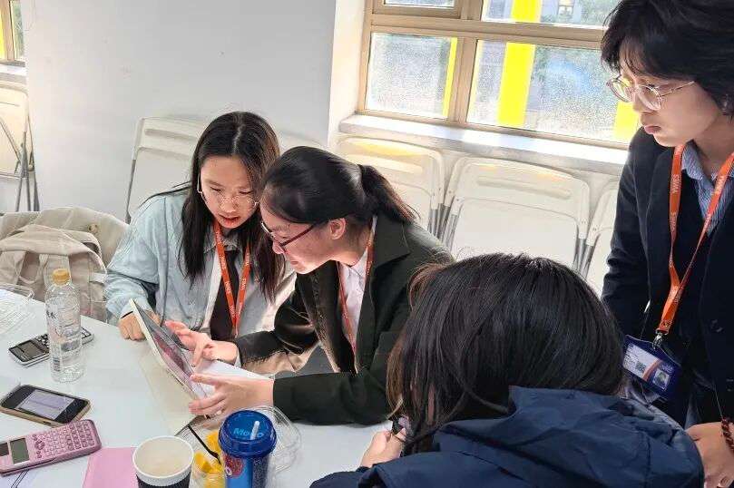 学生使用数据图表分析市场趋势与对手