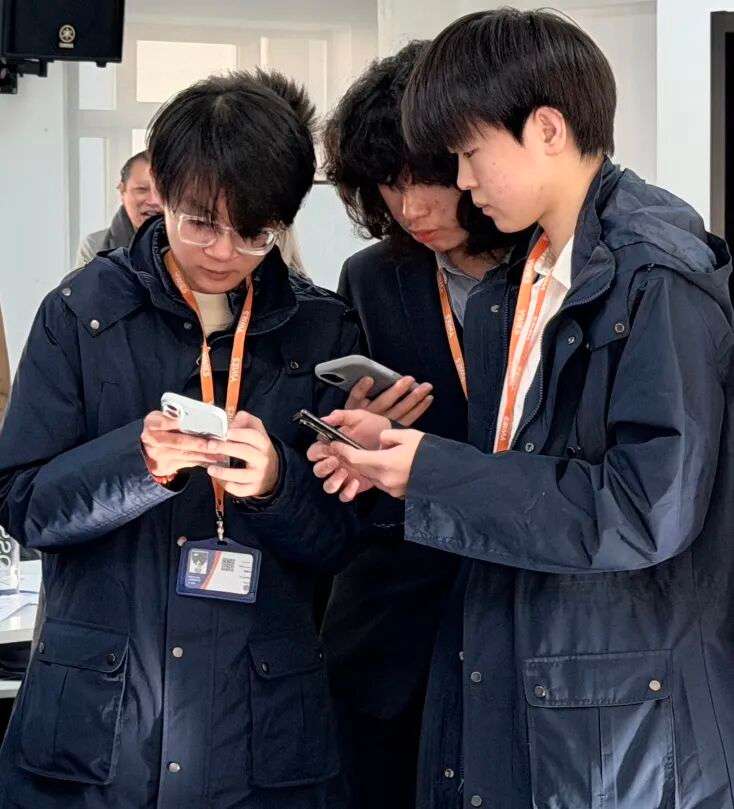 学生围绕商业逻辑进行结构化讨论