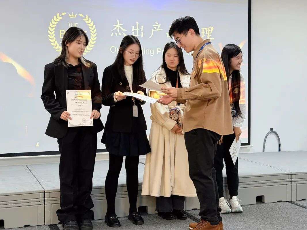 荣耀时刻：商业挑战赛颁奖仪式与合影