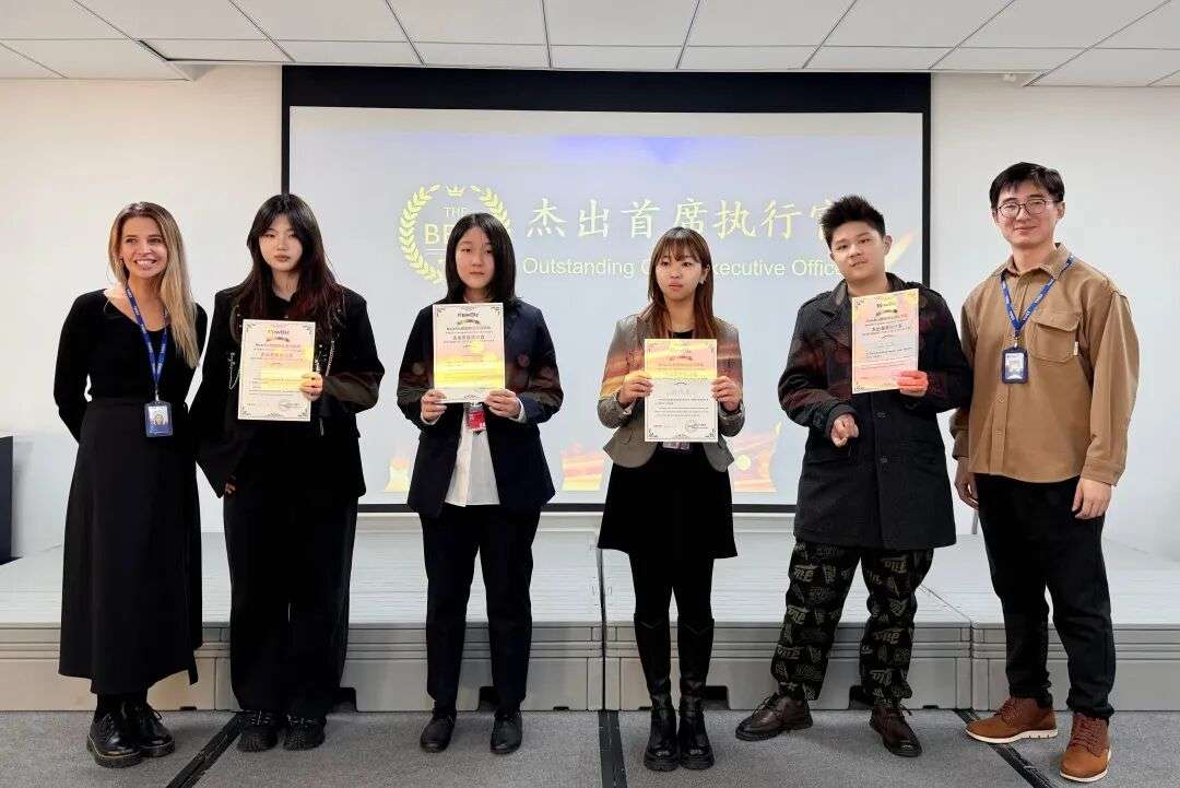 杰出首席执行官（Outstanding CEO）获奖学生合影