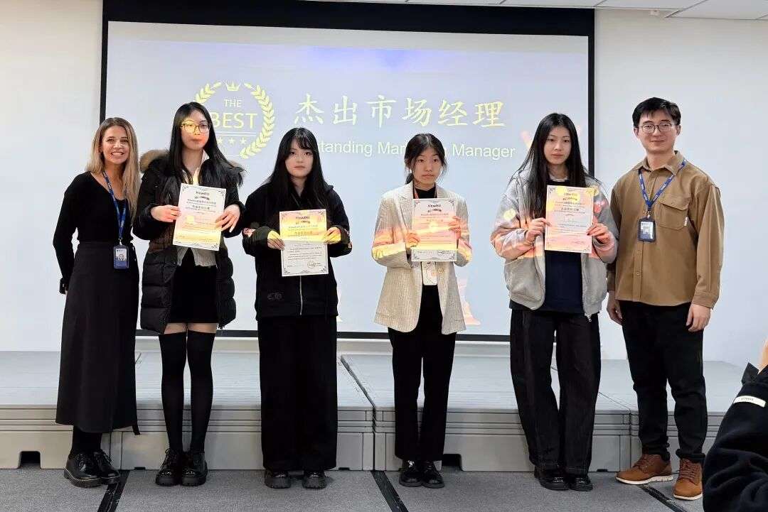 杰出市场经理（Outstanding Marketing Manager）获奖学生合影
