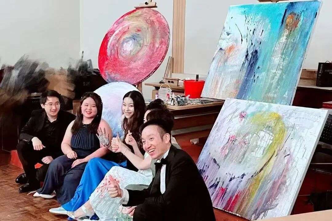 LumiVoce慈善音乐会画展现场，刘昔霖（中）与嘉宾合影