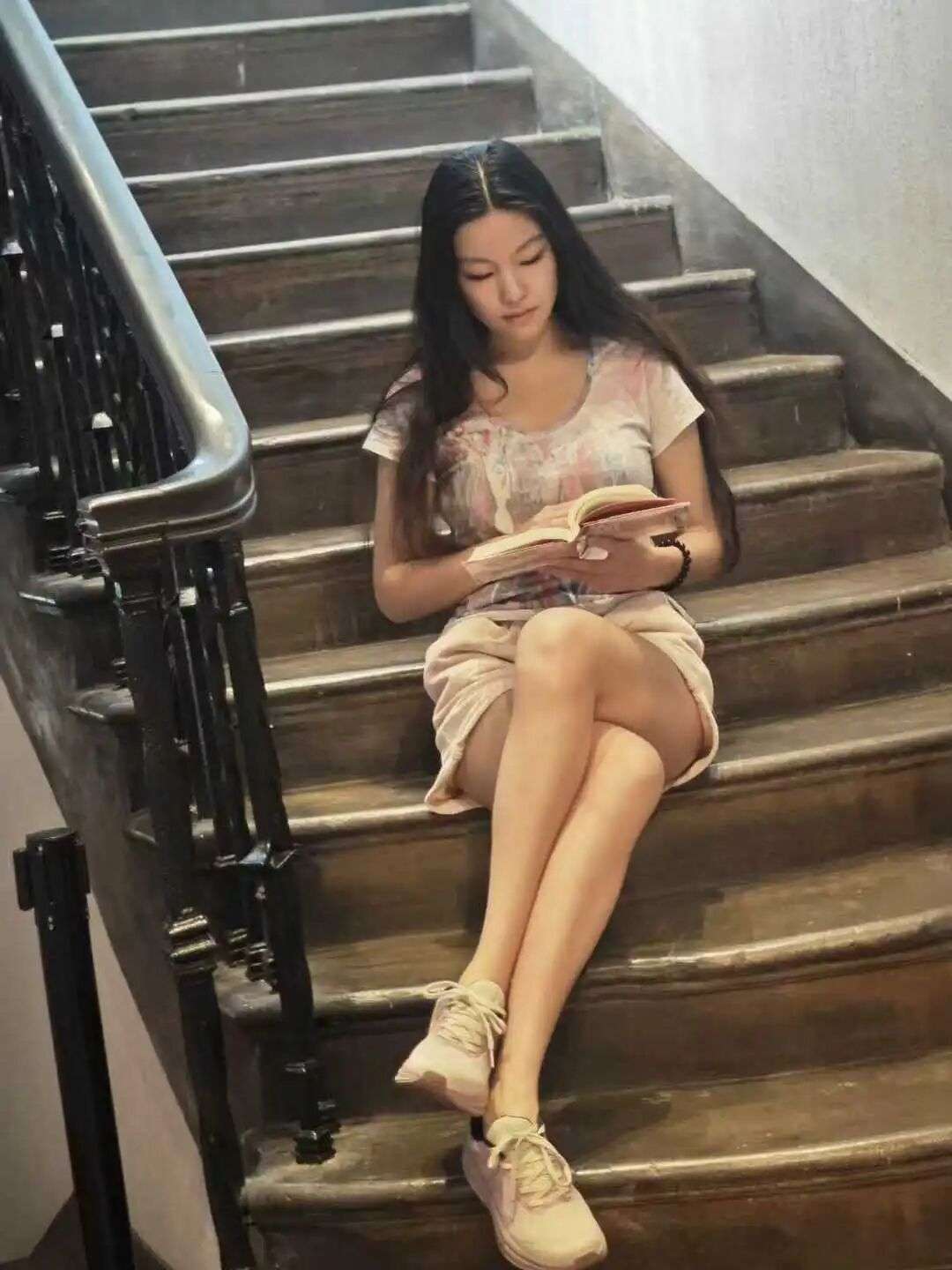 刘昔霖穿着以个人画作设计的T恤，展示艺术跨界