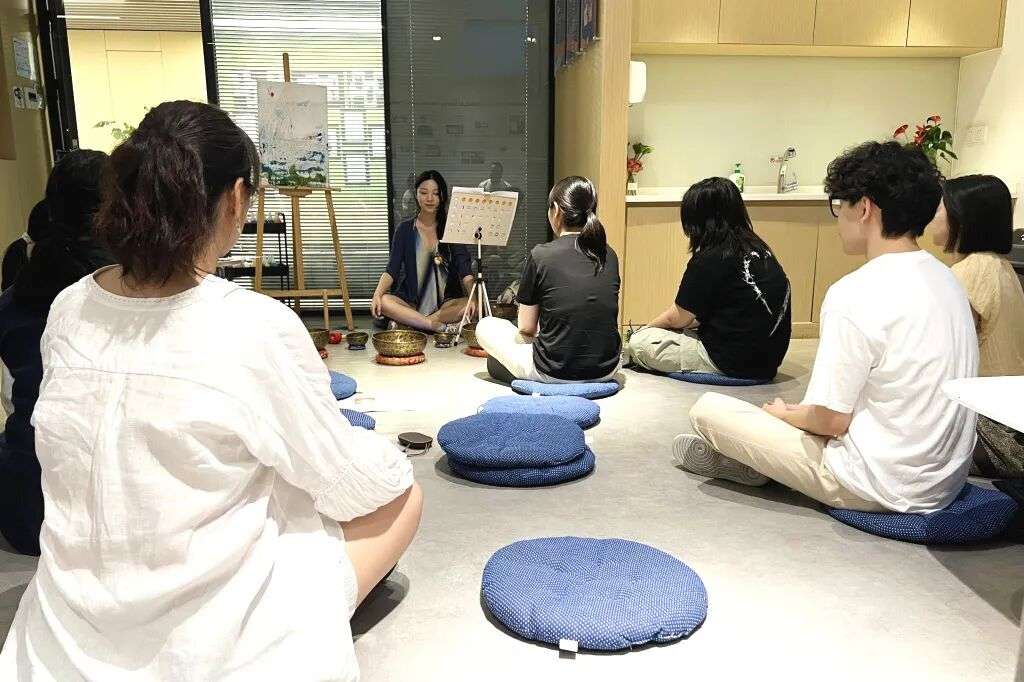 结业式艺术冥想工作坊现场，刘昔霖引导师生与家长沉心体验
