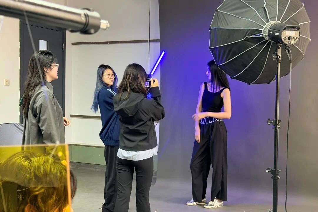 模特周现场，学生在教室内专注绘画与构图练习