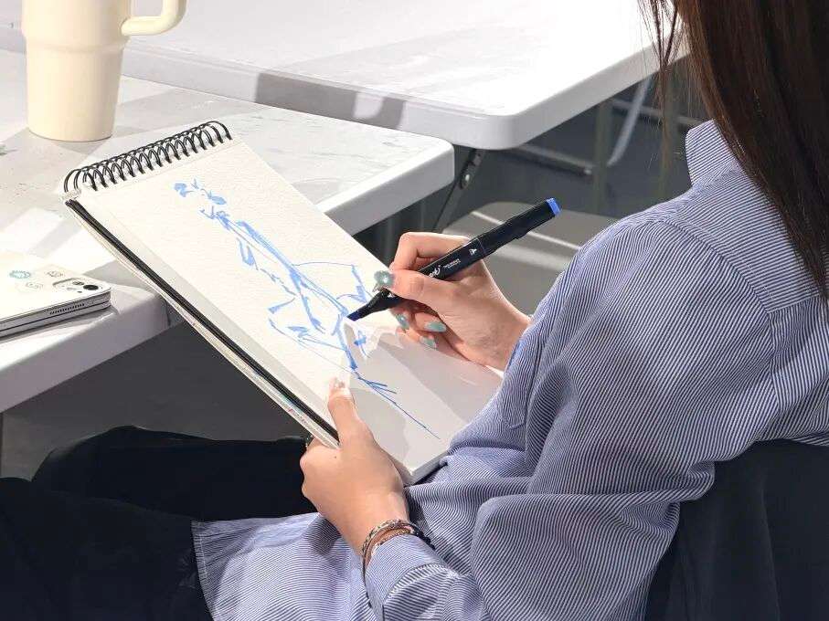 模特周课堂特写，学生从不同角度观察人体结构与比例