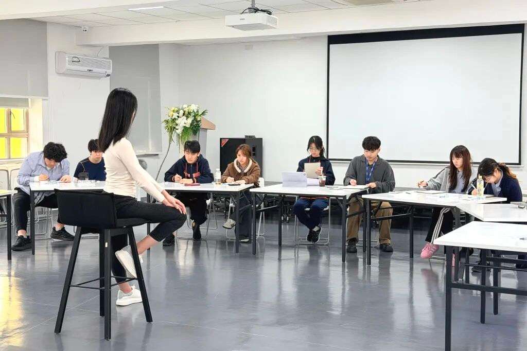 学生使用铅笔与炭笔进行快速人物速写，记录动态与结构（模特周）