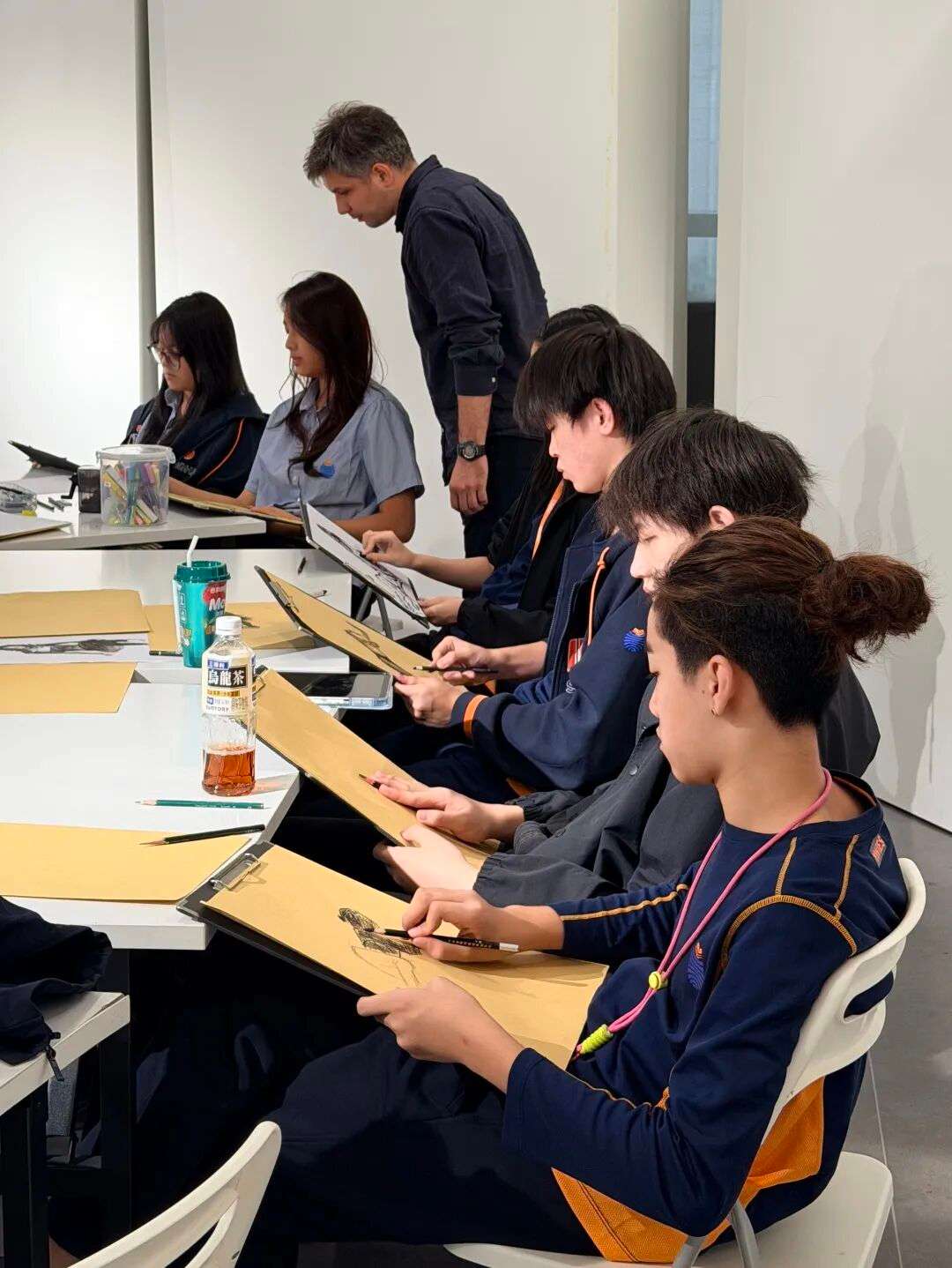 站立模特造型练习，突出头身比例与重心关系