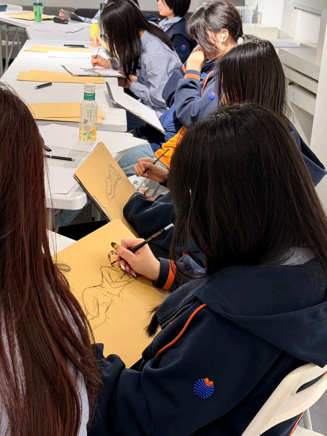 坐姿模特与局部线条表现，强调张力与节奏