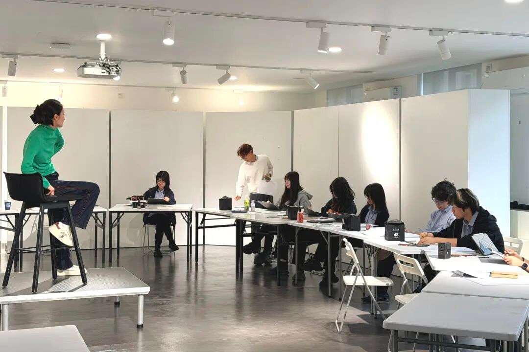 艺术老师在模特周课堂亲自示范人物结构与比例