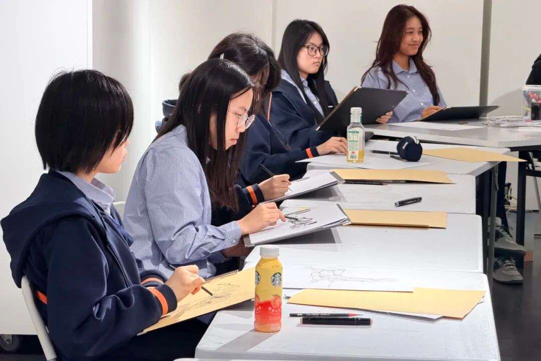 多种材料综合表现人物速写，提升空间感知与造型能力（模特周）