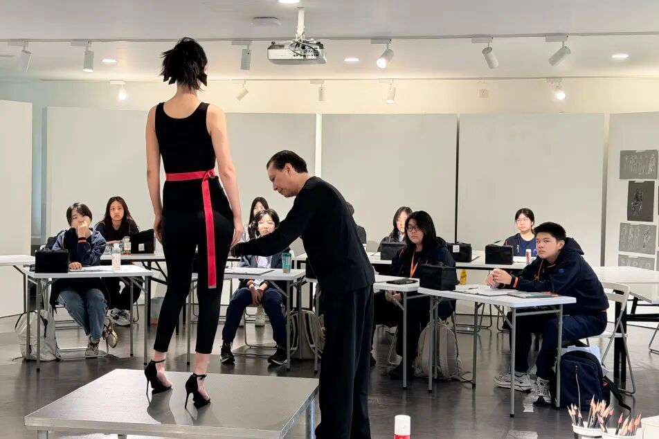 时尚专业学生强调动态夸张以突出服饰线条（模特周速写）