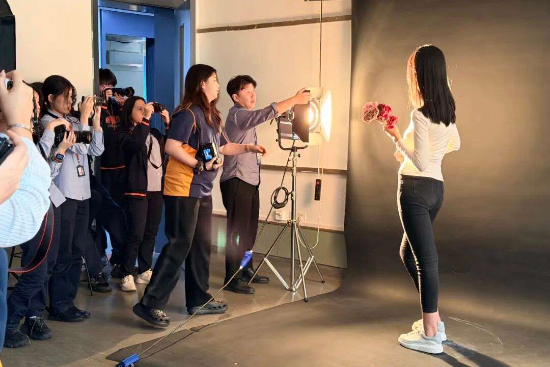 数字媒体摄影课堂在学校摄影棚进行布光练习（上海古北，模特周）