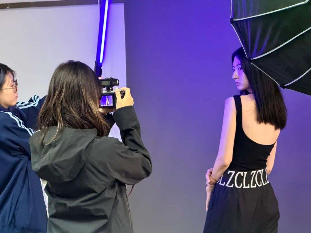 学生操作相机与柔光箱，实战拍摄人像并测试光比