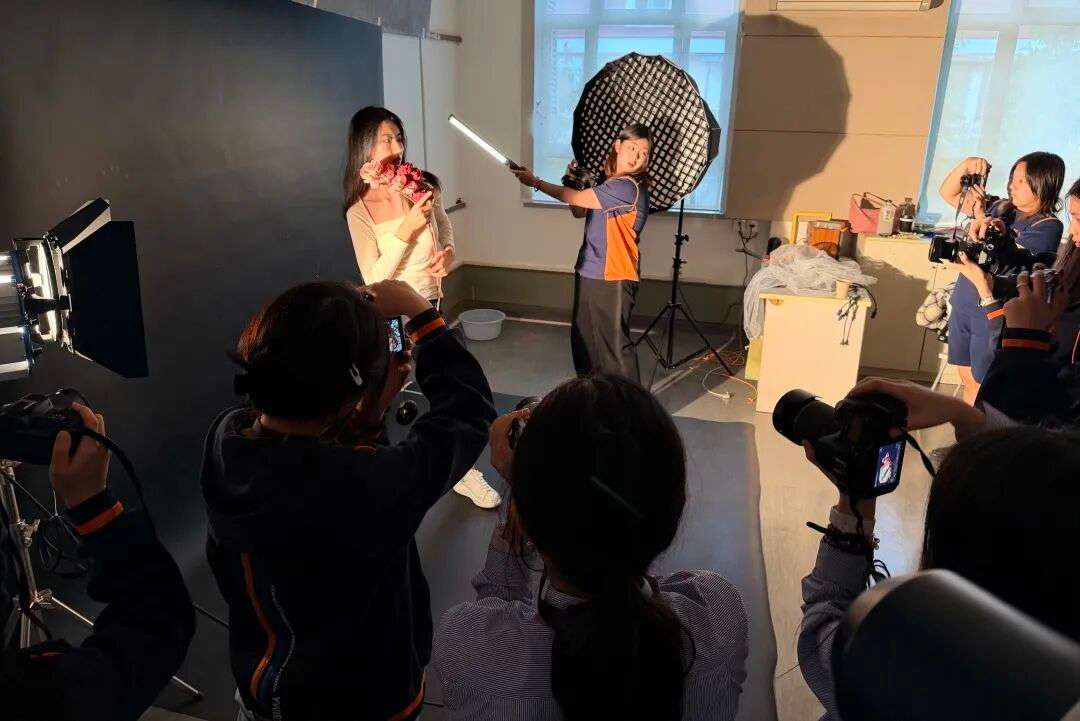 学生完成一组人像拍摄成片,展示数字媒体摄影成果(模特周)