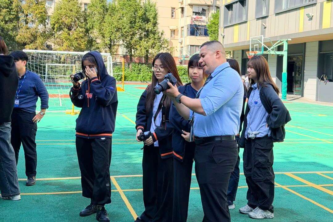 户外自然光人像拍摄，学生与模特互动取景（上海古北）