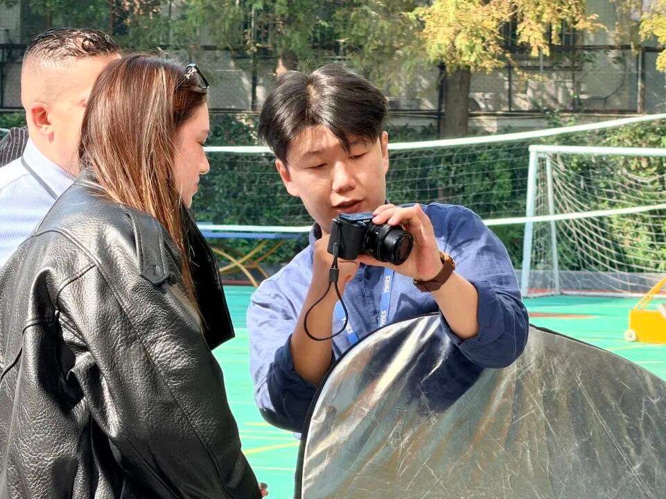 使用反光板控制光线塑造层次与轮廓（模特周摄影）