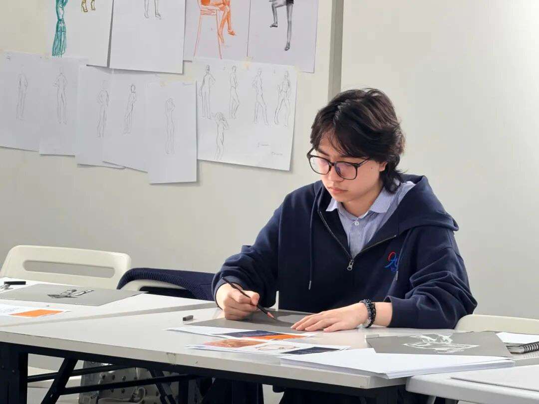 影棚合练与场景搭建，强化学生的实践与协作能力