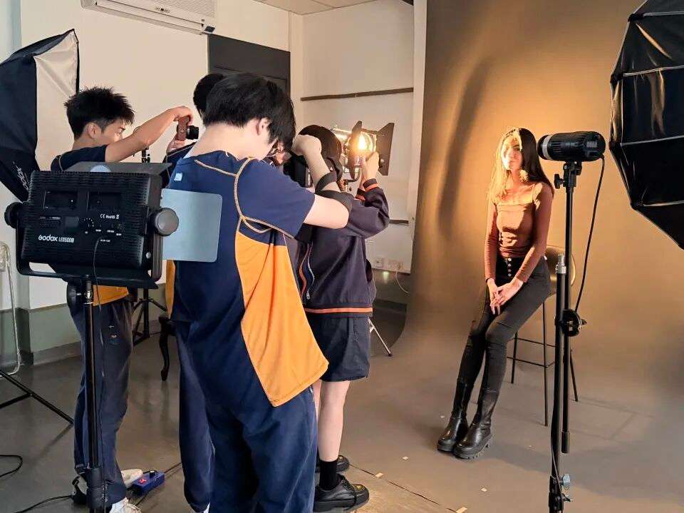 学生分组创作与讨论，分享灵感与方法（模特周）