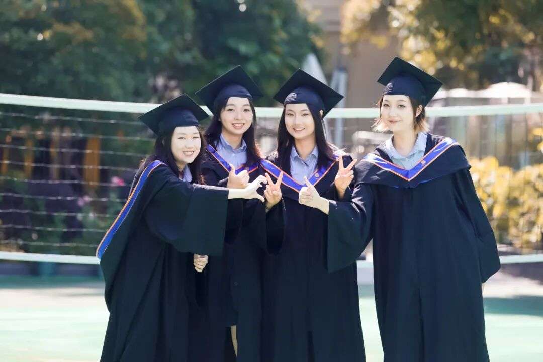 上海古北耀华2026届毕业生录取捷报活动或校园合影，主题为科技与艺术融合与录取成果展示