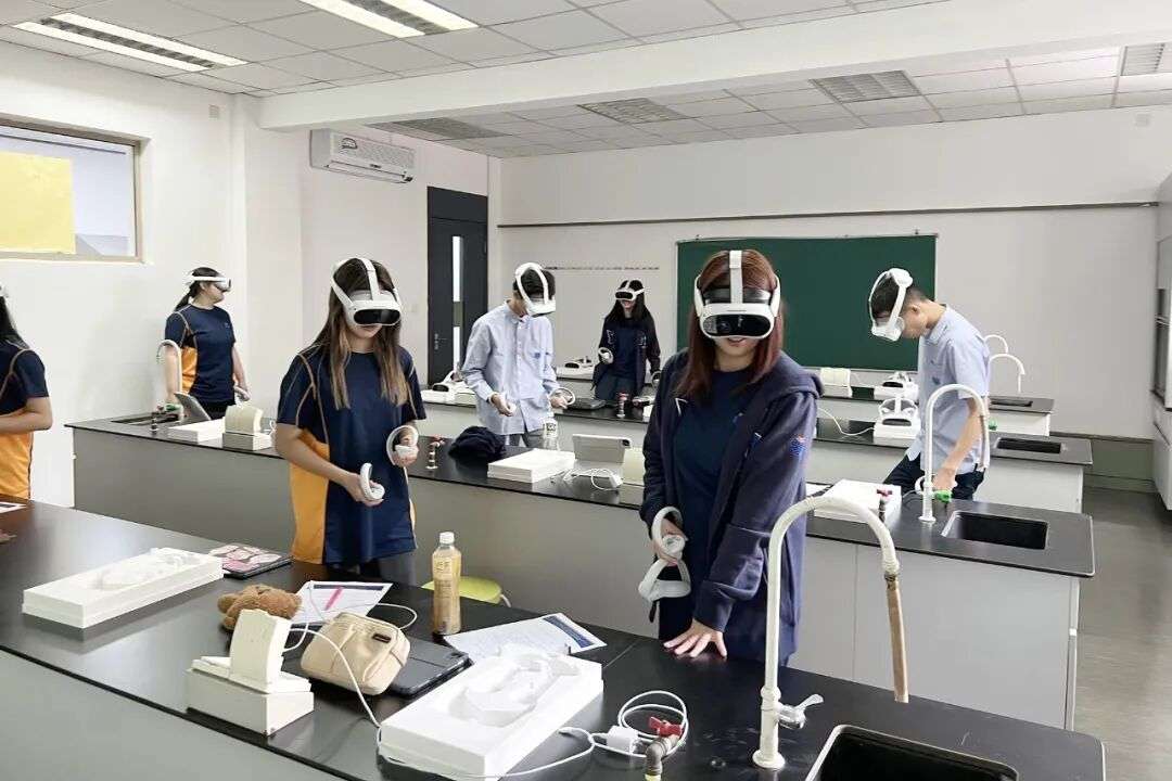 上海古北耀华艺术设计课堂中，学生进行科技与艺术融合的实践创作（一）