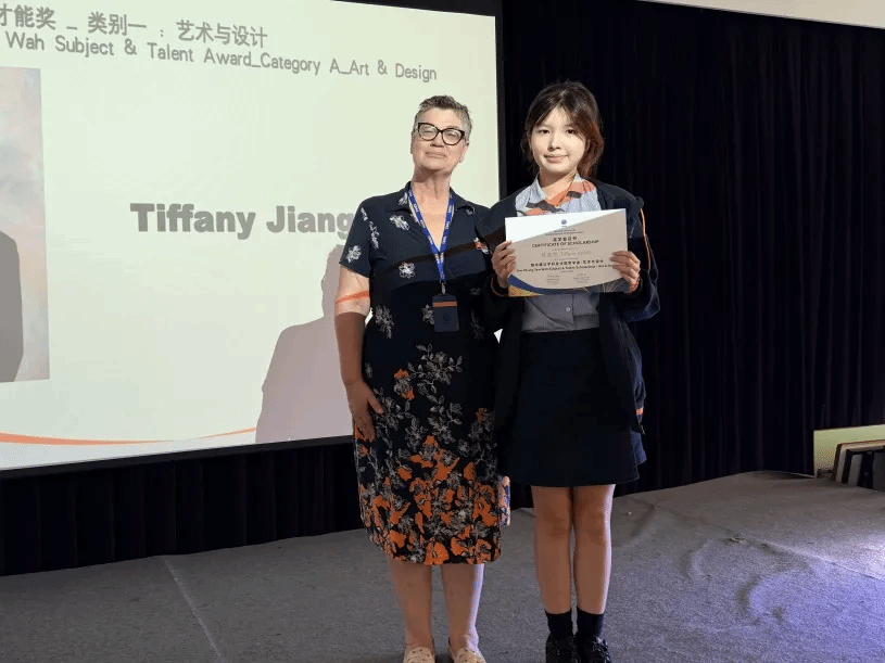 颁发学术与艺术类奖学金后与校领导合影